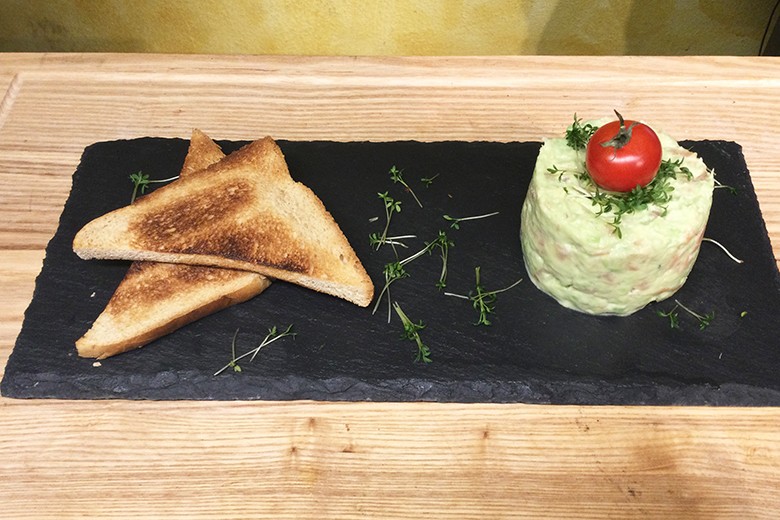 Räucherlachs-Tatar mit Avocado