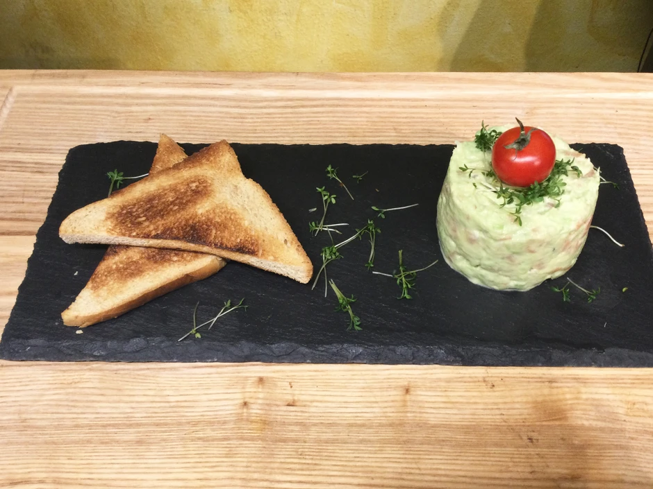 R&auml;ucherlachs-Tatar mit Avocado