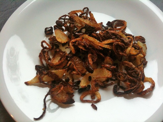 Frittierte Zwiebelflocken