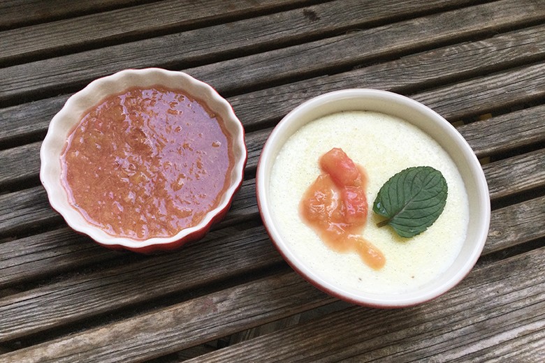 Grießpudding mit Rhabarberkompott