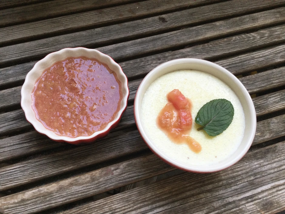 Grie&szlig;pudding mit Rhabarberkompott