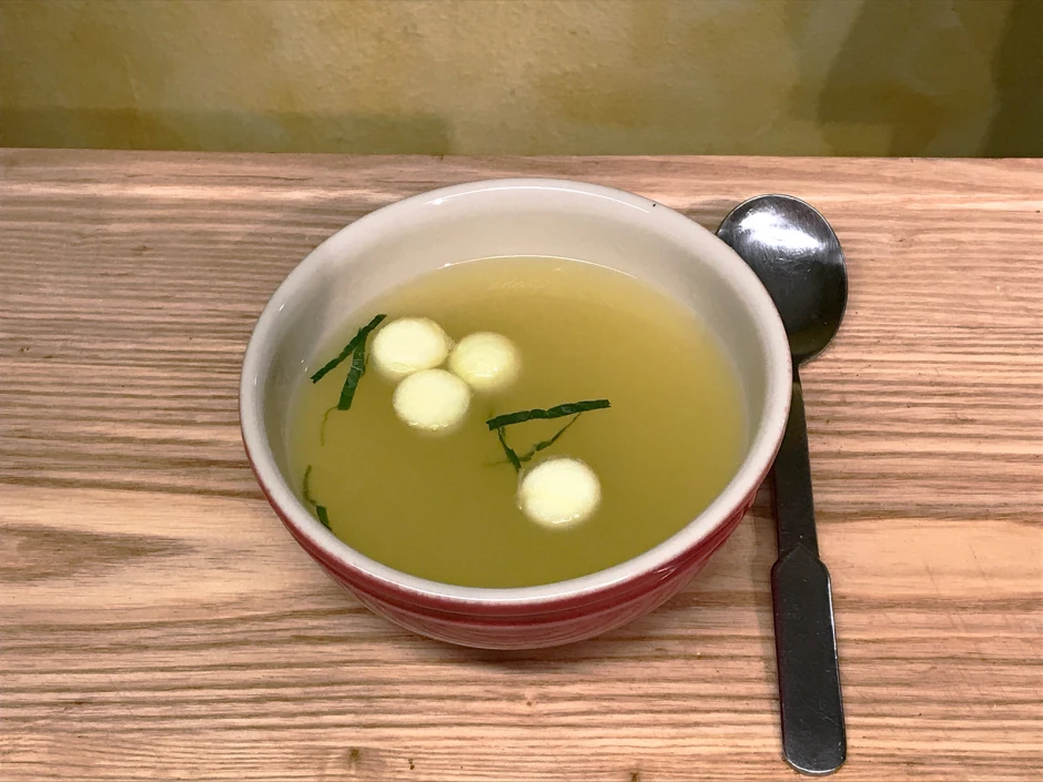 Apfelsuppe mit Pfefferminze