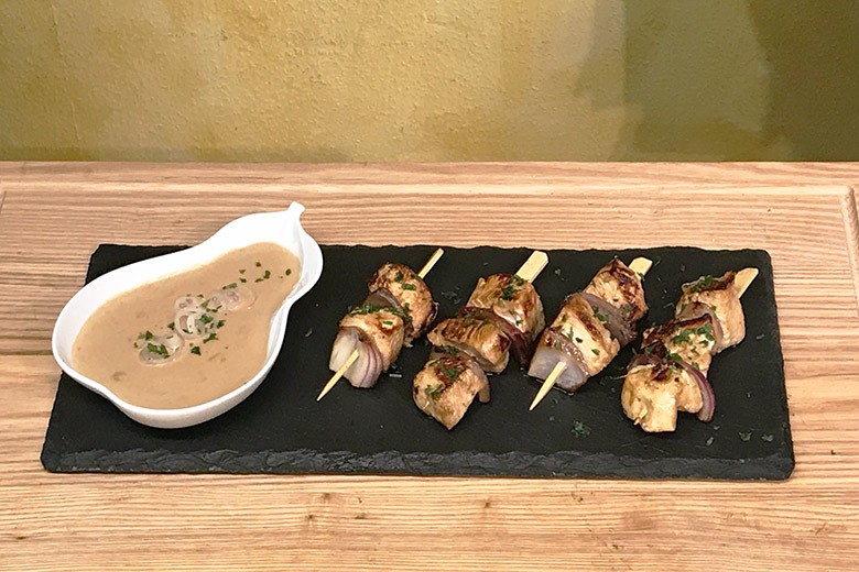 Schnelle Sate-Spieße mit Erdnuss-Dip
