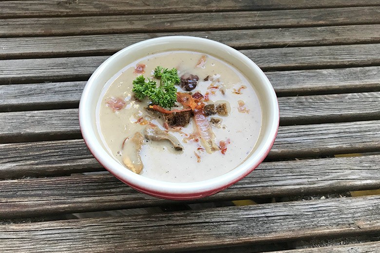 Steinpilzcremesuppe mit Schinkenspeck