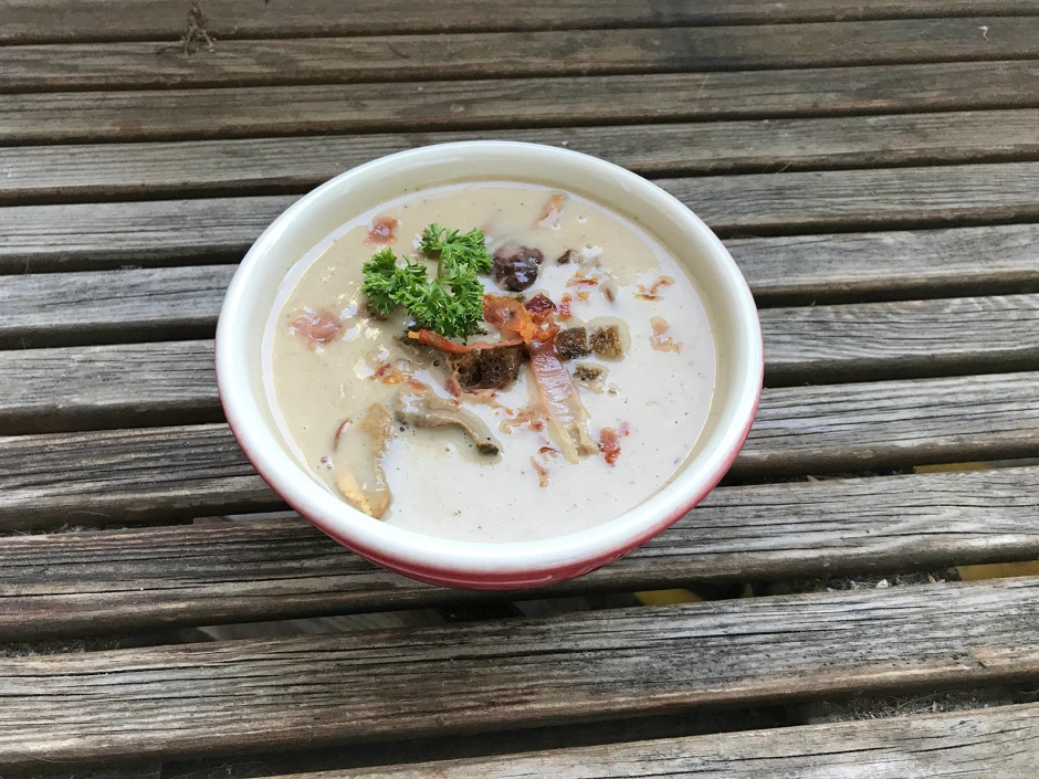 Steinpilzcremesuppe mit Schinkenspeck