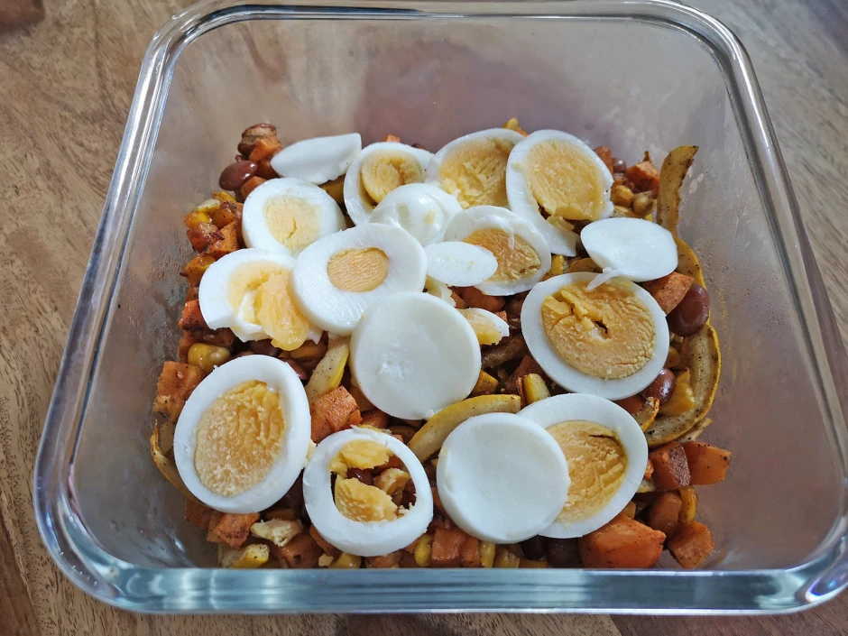 Gem&uuml;se mit S&uuml;&szlig;kartoffeln und Ei