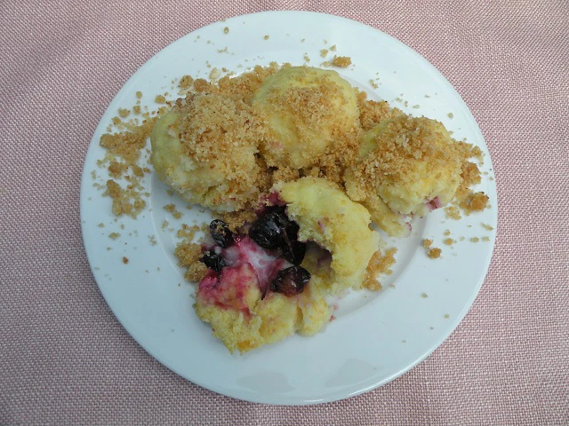 Heidelbeerkn&ouml;del aus Kartoffelteig