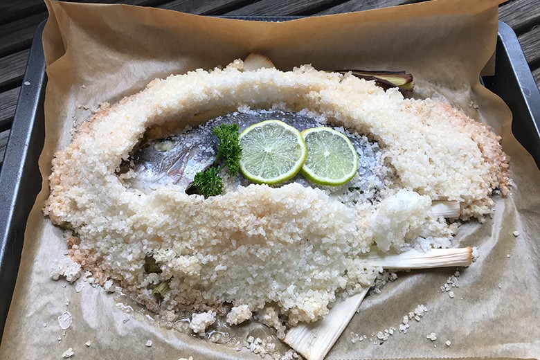 Dorade in der Salzkruste