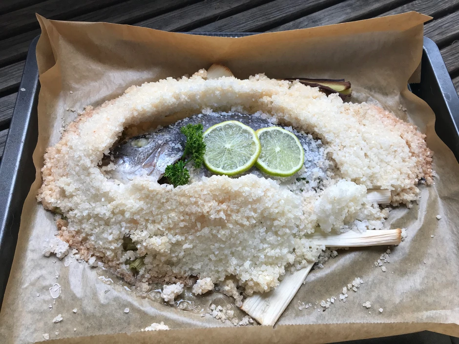 Dorade in der Salzkruste